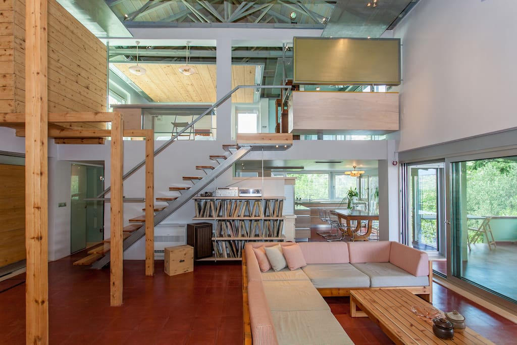 The living room in the front, the kitchen in the back, the terrace on the right and the main bedroom on the top floor.