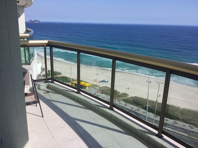 Comfortable flat and in front of the sea