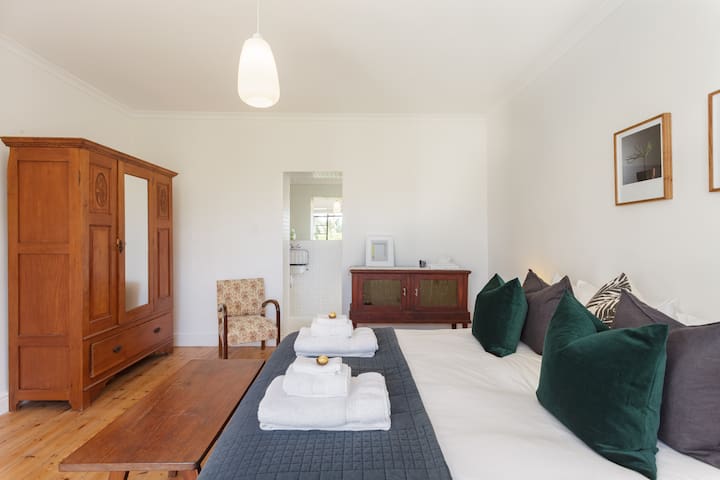 Spacious Garden Apartment with View of Table Mountain gallery image 3