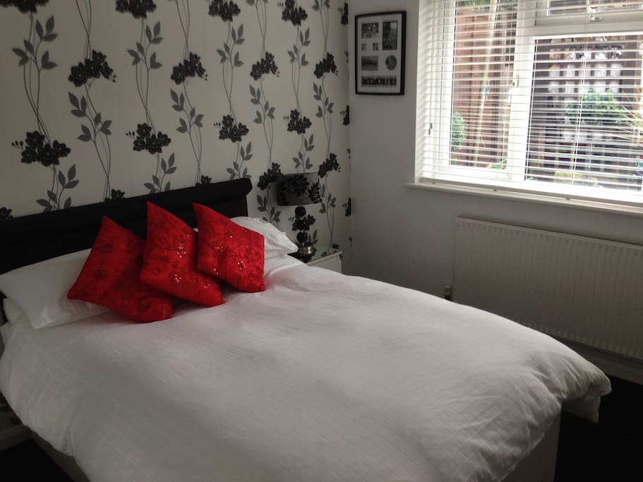 Comfy, clean and Modern double bedroom overlooking the garden