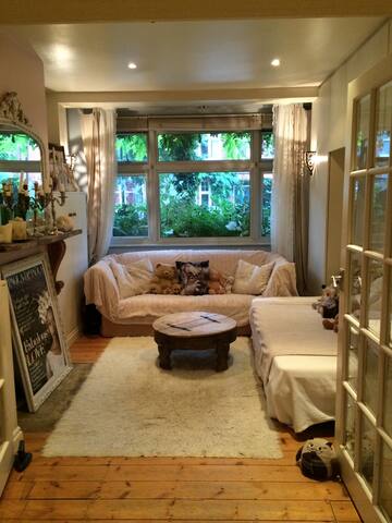 Friendly & Cosy – Wimbledon Artistic family Home gallery image 2