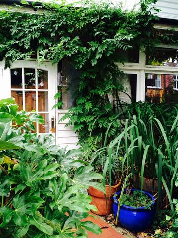 Friendly & Cosy – Wimbledon Artistic family Home gallery image 4