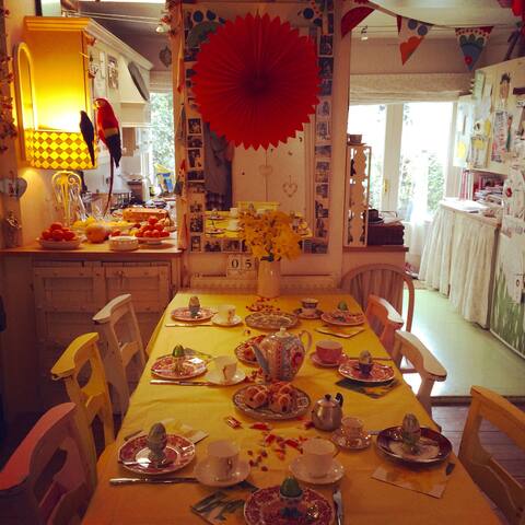 Friendly & Cosy – Wimbledon Artistic family Home gallery image 5