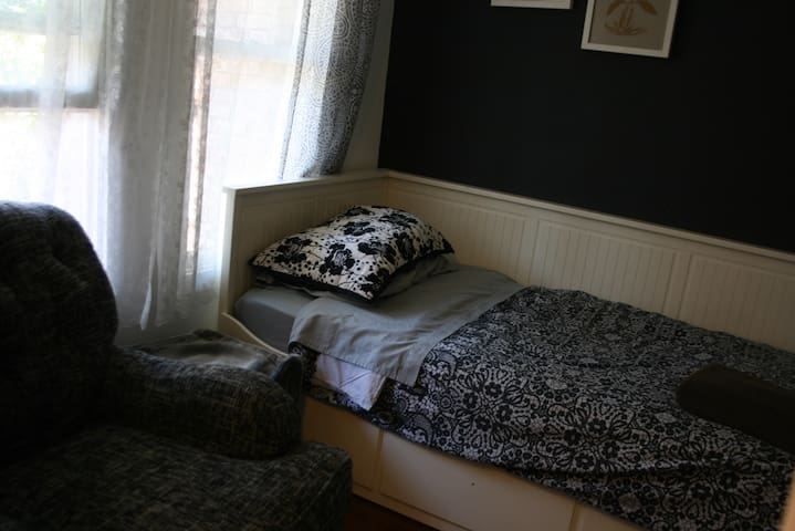 Beautiful room close to Manhattan