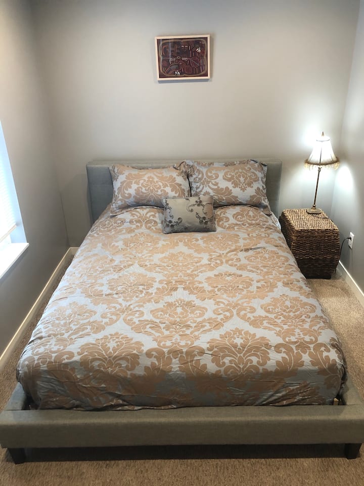 Queen private bedroom - This guest room faces the outdoor yard filled with oak trees and fire pit.     This bed will be made up with sheets provided for by your rental.