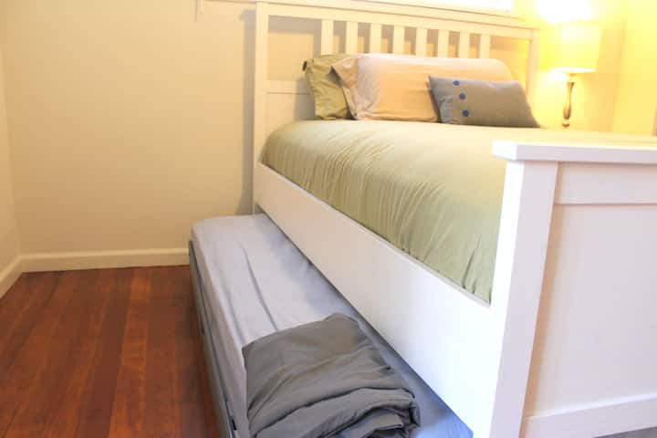 Втората спалня има двойно легло и единично разтегателно легло