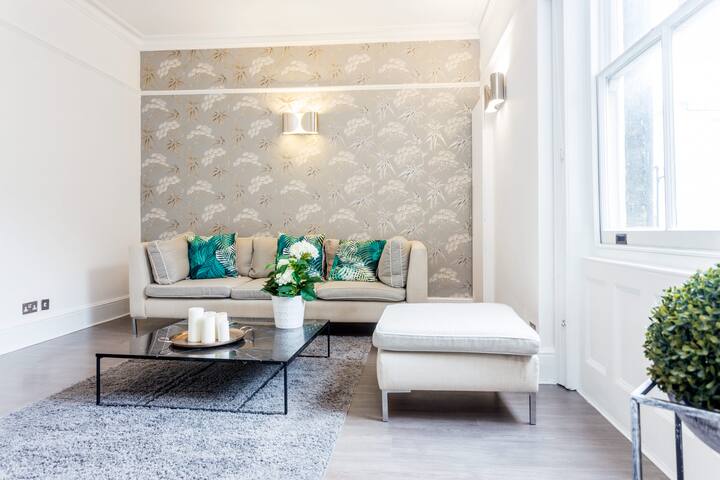 Modern and Stunning 2 Bed and 2 Bath in Kensington gallery image 3