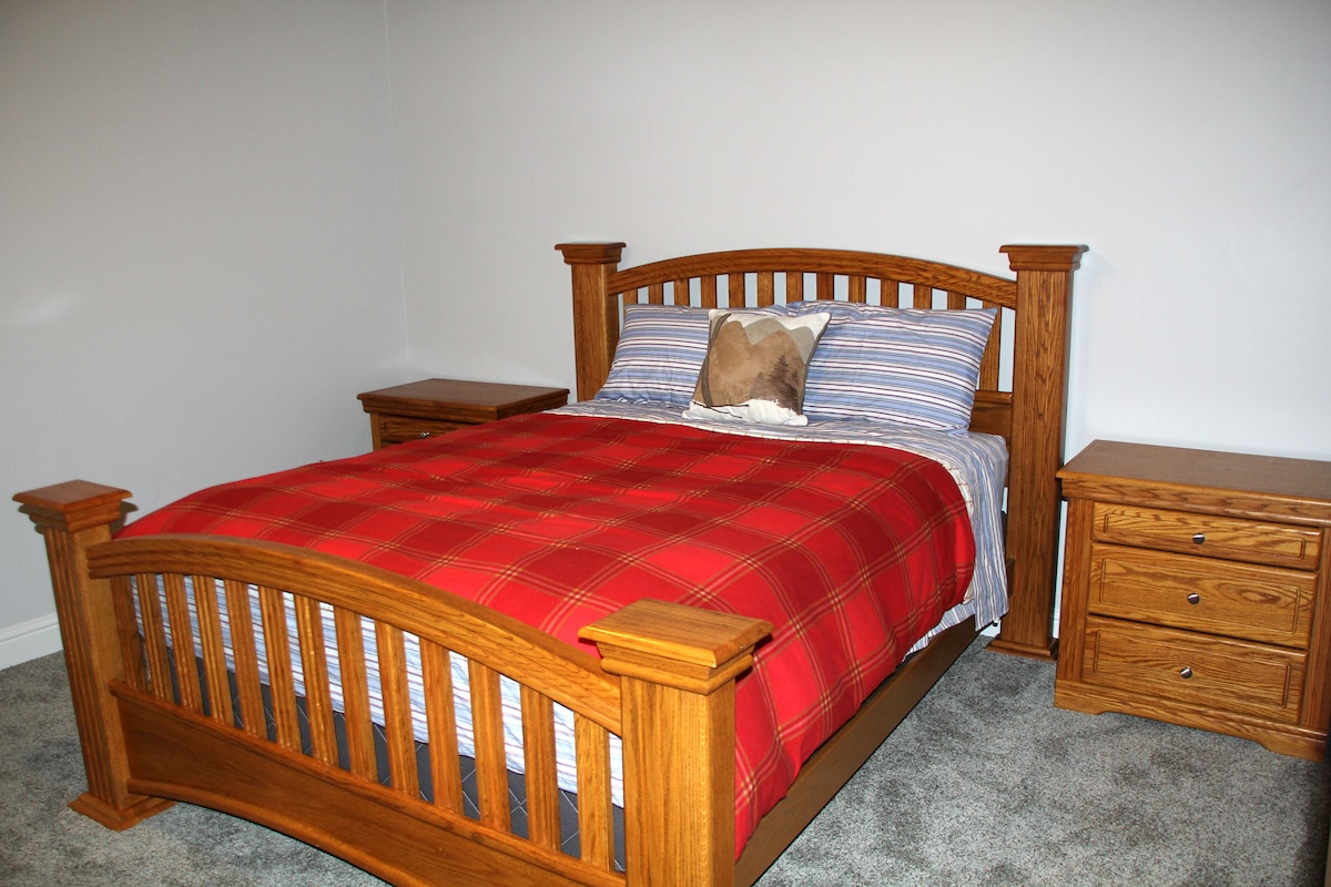 Chumba cha kulala #5 na malkia, ghorofa ya 1/ghorofa ya chini.