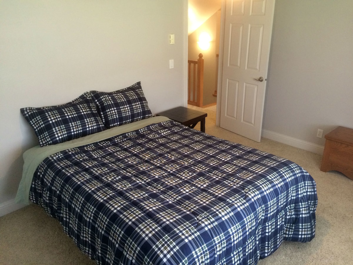 Chumba cha kulala #4 na malkia, ghorofa ya 3.