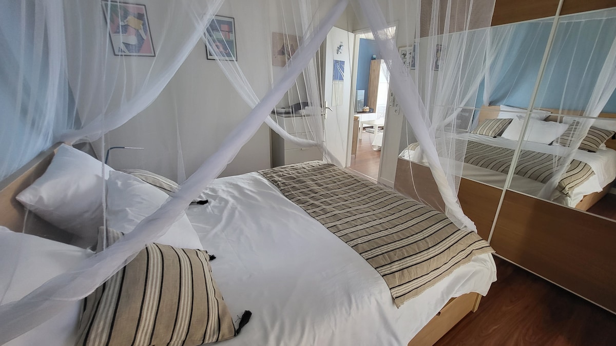 楼下卧室。舒适的床上用品和大衣柜