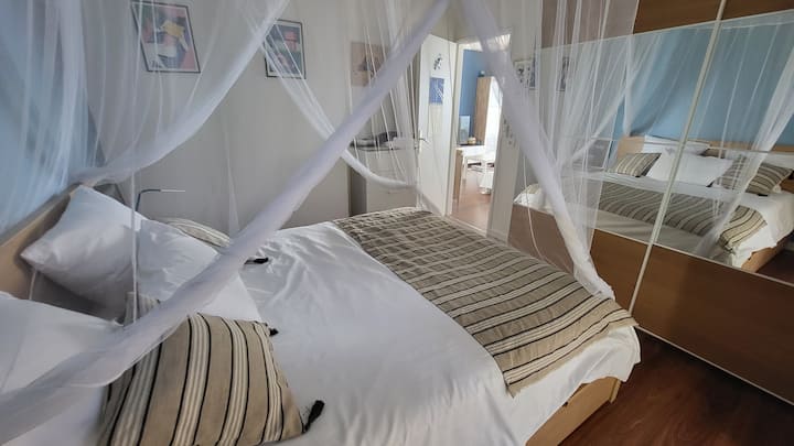 Спалня на долния етаж. Удобно спално бельо и голям гардероб