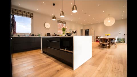 Townhouse sleeps 8, free parking, snooker & hottub