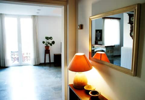 Popular Airbnb listing: Heraklion Retro Apartment in Δήμος Ηρακλείου