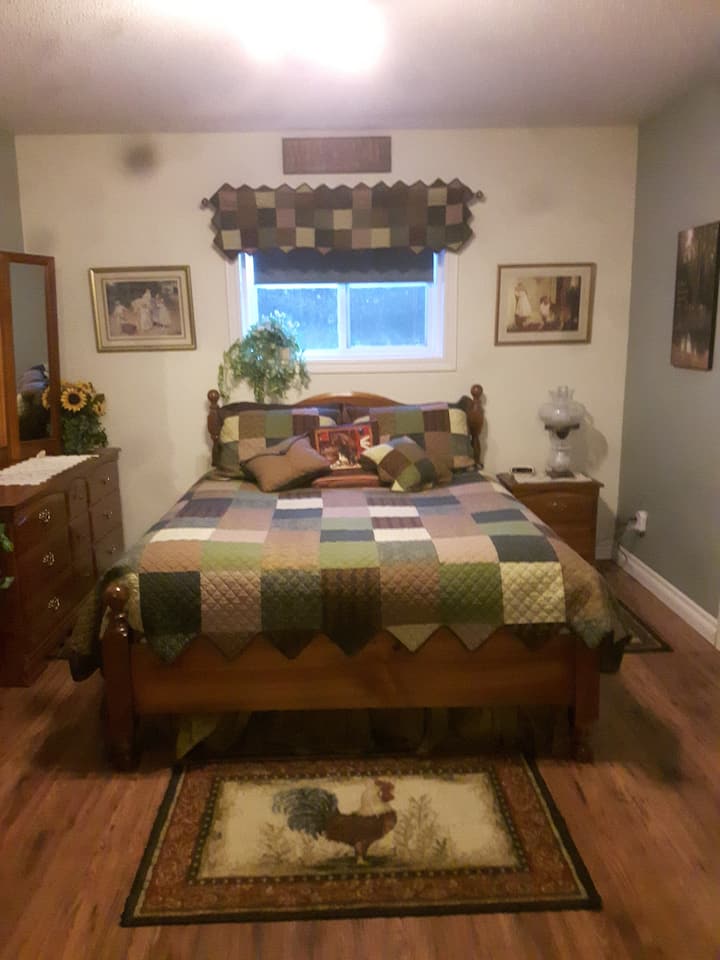 Camera da letto principale con letto queen-size