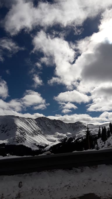 Rocky mountain experience. Denver 30 minutes away, Red Rocks amphitheatre 10 minutes, Golden Co 20 minutes, and world renowned ski resorts throughout our mountain towns. Plenty of amazing sights to see in our beautiful state.