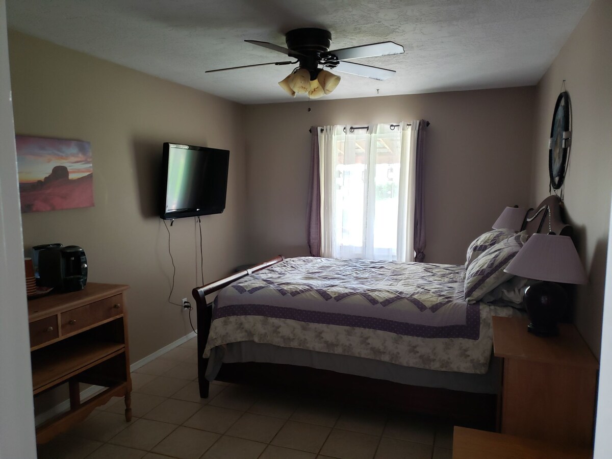 Jedna spavaća soba s 1 bračnim krevetom. 