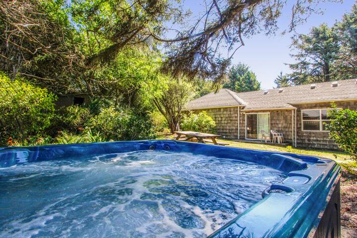 Charming oceanfront home w/Agate Beach view & shared hot tub