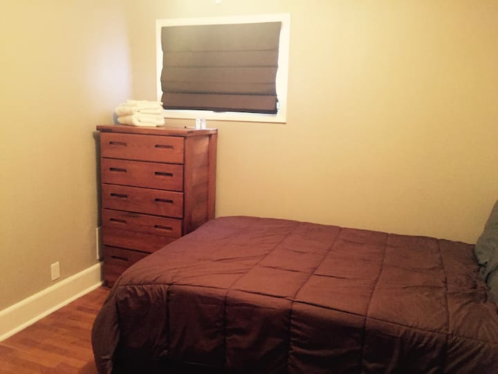 חדר שינה מלא בקומה השנייה  