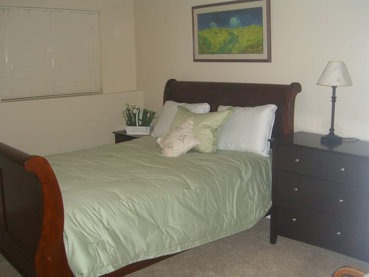 Chumba cha kulala cha kiwango cha chini. Kitanda aina ya Queen.