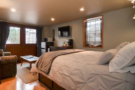 Private Entry Modern Suite