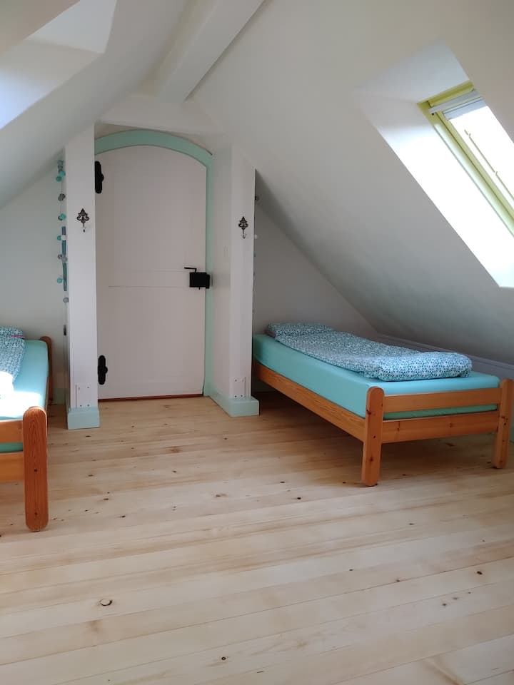 Ნომერი 3 
2 ერთადგილიანი საწოლით 90 x 200