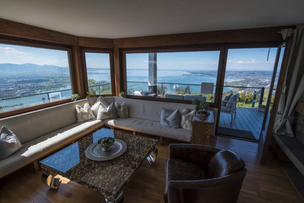 Sitzecke mit Blick über den Bodensee mit dem Ausgang auf die Terrasse von welcher eine Stufe direkt auf den Rasen führt