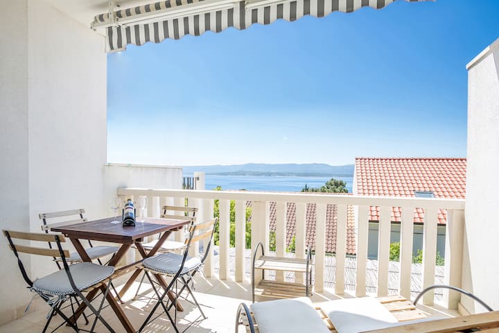 Zlatni Bol Apartment A2+2 South terrace & Sea View