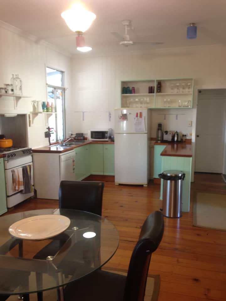Homely House With Two Gentleman - Brisbane