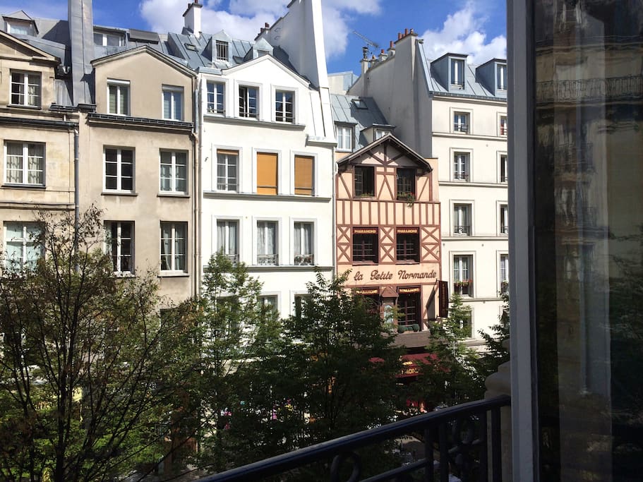 PEDESTRIAN AREA, COMPLETELY CENTRAL, OLD PARIS, CAFEE AND RESTAURANT EVERYWHERE AROUND