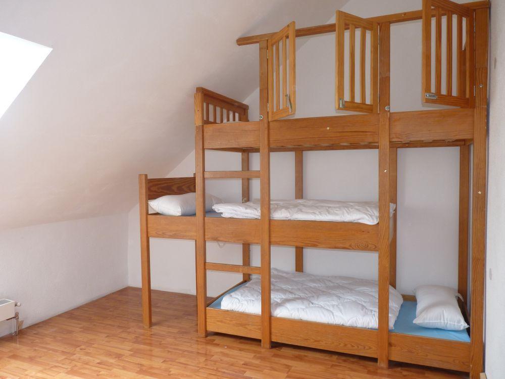 חדר שינה ארזפלד בעליית הגג עם מיטת קומתיים משולשת 