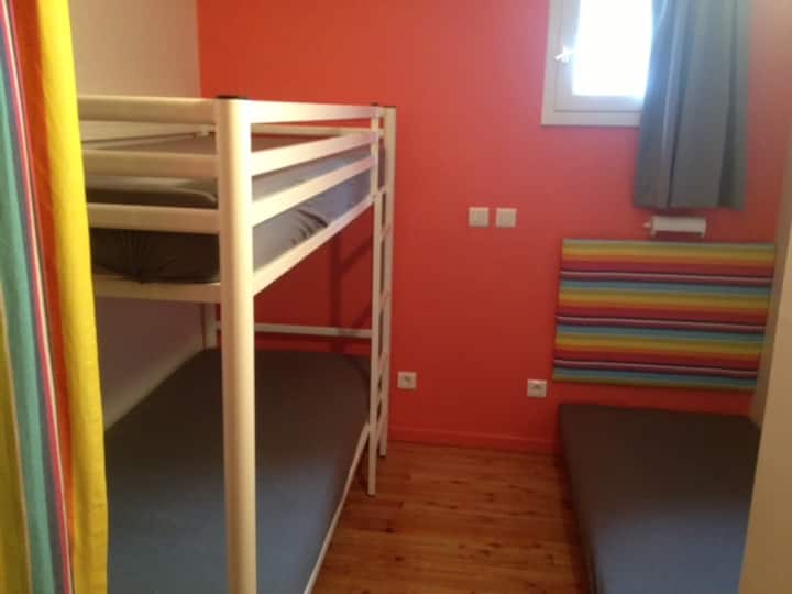 Vyumba vya kulala vyenye vitanda 3 vya mtu mmoja