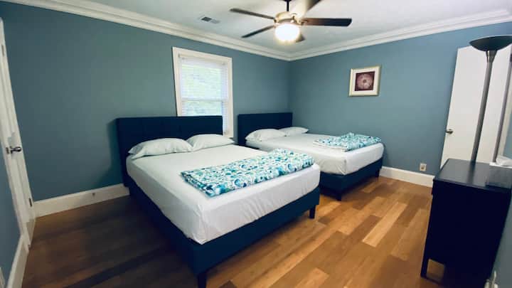 Dormitorio 1 : 2 camas queen con baño privado. 