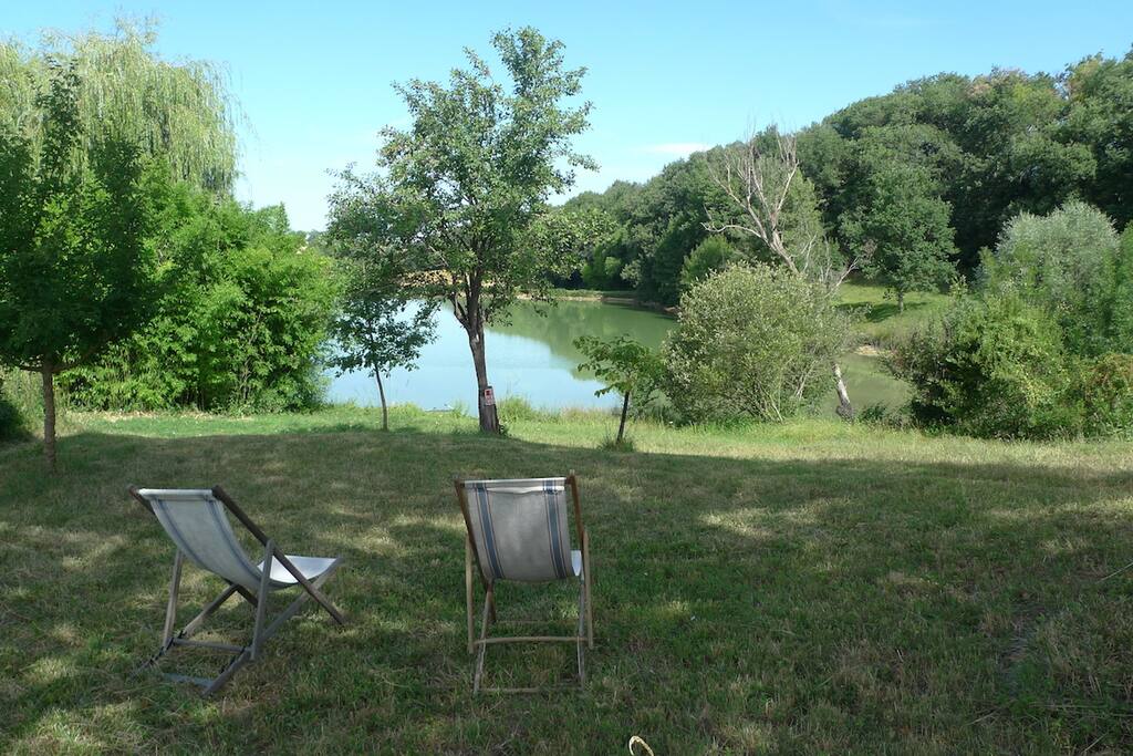 Sous le gros chêne devant le lac