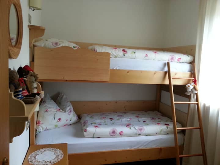 غرفة بسرير بطابقين