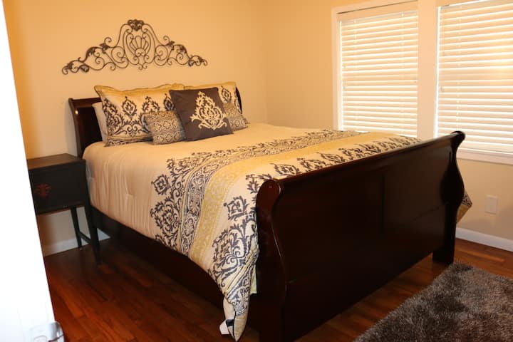 Втора спалня на горния етаж с двойно легло.