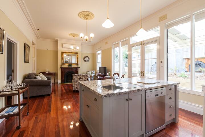 3 Bedroom "Olde World" In Lilydale - Lilydale