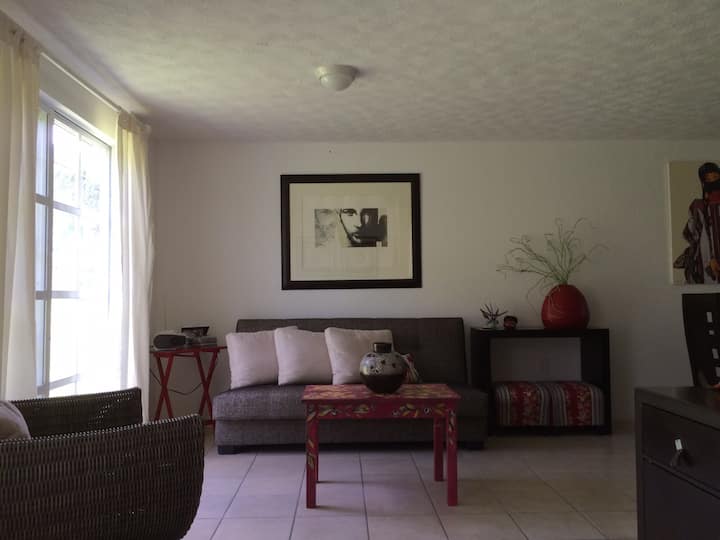 客厅，椅子变成双人床