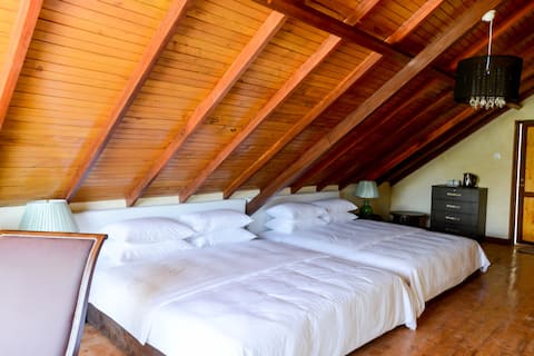 Room with Bathtub and Tea View | Villa Tea Fields
