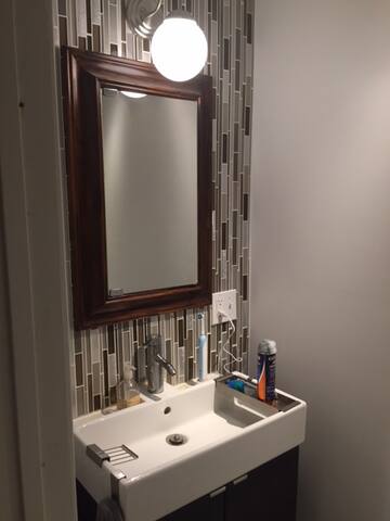 Boston – 3 Bedrooms Patio Full-Kitchen gallery image 2