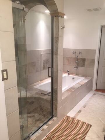 Boston – 3 Bedrooms Patio Full-Kitchen gallery image 3