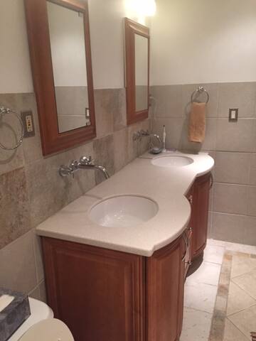 Boston – 3 Bedrooms Patio Full-Kitchen gallery image 4