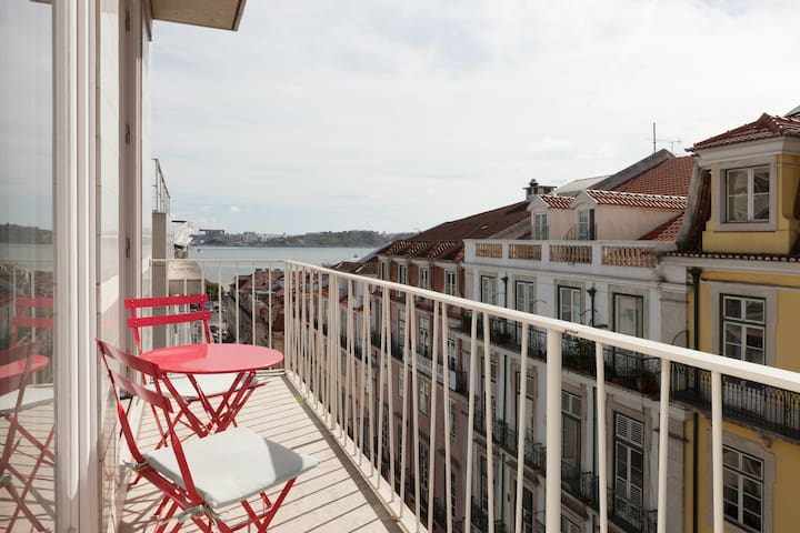 Chiado 2 GLAMOUROUS Suites & PARKING! Great WI-FI! gallery image 2