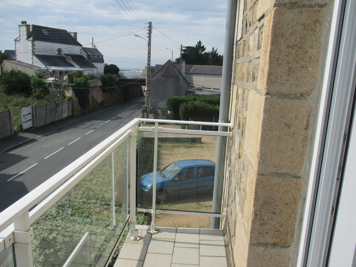 Balkon, we zien de zee verderop in de straat:-) het balkon is tijdelijk ontoegankelijk, tijdens de storm van november werden de bodyguards vernietigd ... Ik hoop dat het tegen het einde van 2024 zal worden gerepareerd 