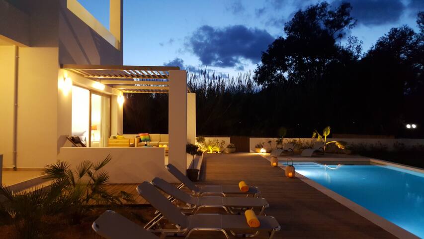 “Sea Queen Villa” 100m from “blue flag” beaches. gallery image 4