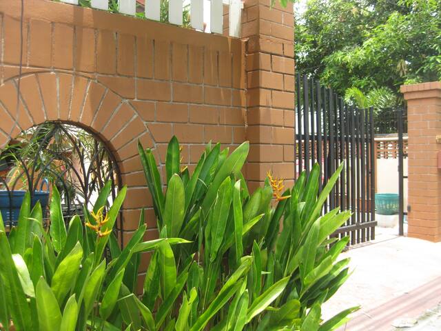 5 Bdrm Garden Home in Heart of Bangkok gallery image 2