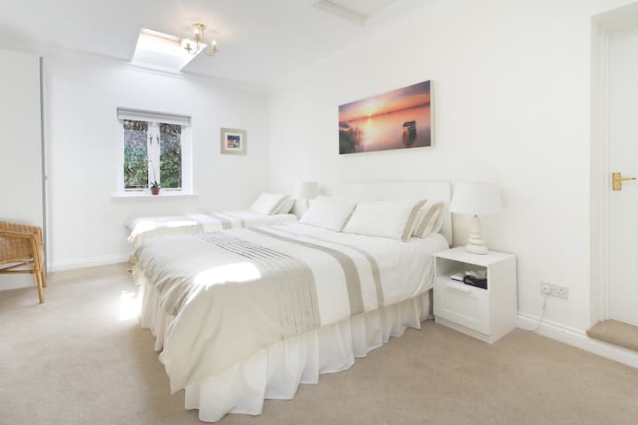 Delightful Sparkling Clean Flat in Central Henley