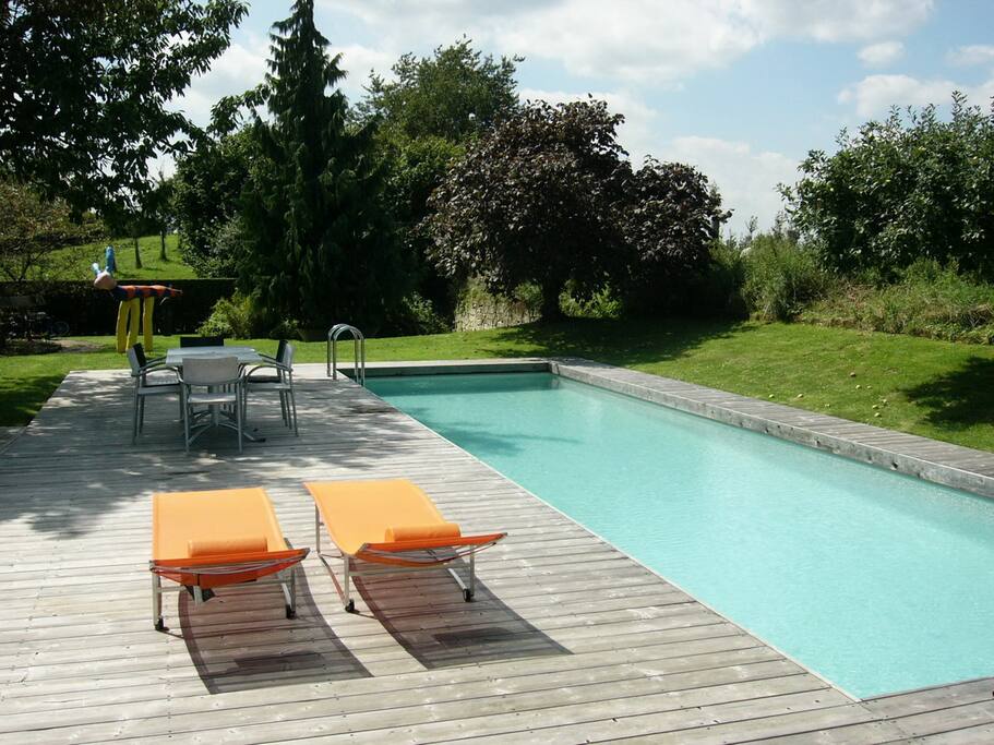 Het terras en zwembad bij het vakantiehuis