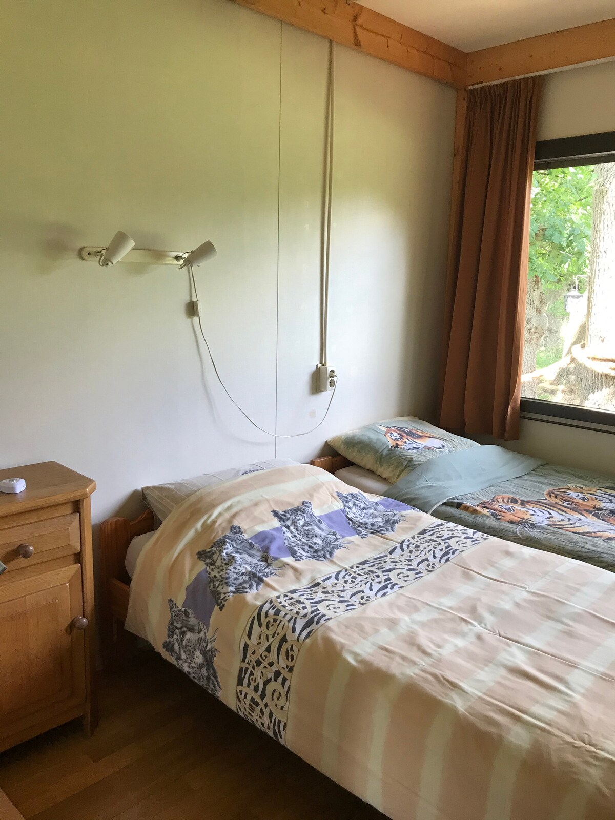 يمكن وضع سريرين فرديين معًا على سرير مزدوج.

يمكن ربط سريرين فرديين مع سطح علوي في سرير مزدوج واحد.