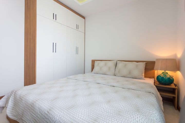 Ampio armadio e TV a schermo piatto in seconda camera da letto 