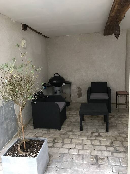 Le patio et l'endroit pour garer les vélos